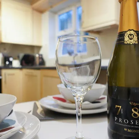 Comfortable Stylish Townhouse In Ashford Sleeps 5 Netflix 2 Parking Spaces Perfect For Contractors And Families Exterior photo