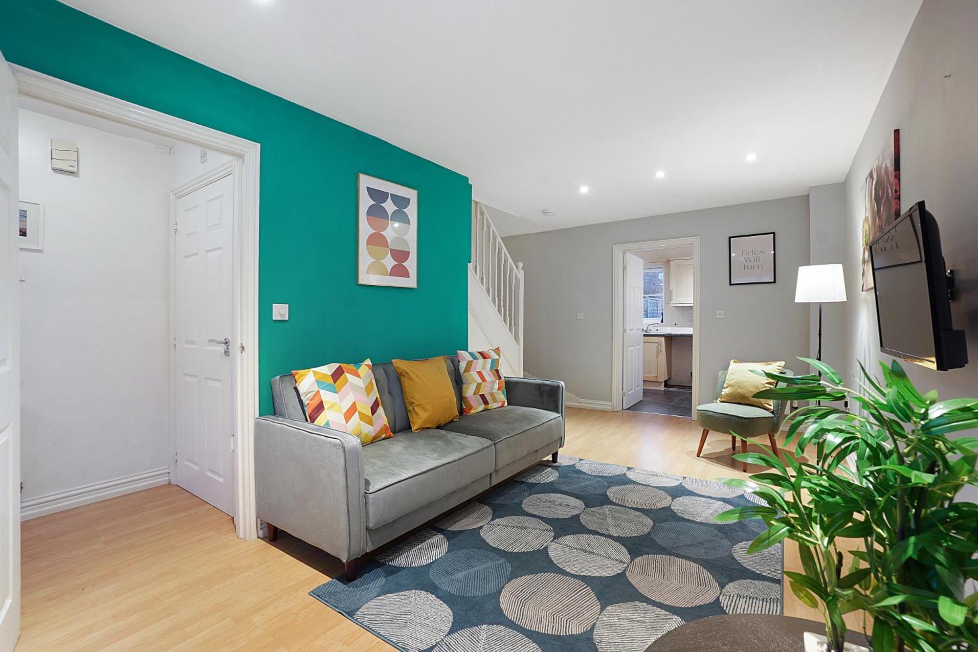 Comfortable Stylish Townhouse In Ashford Sleeps 5 Netflix 2 Parking Spaces Perfect For Contractors And Families Ashford (Kent)
