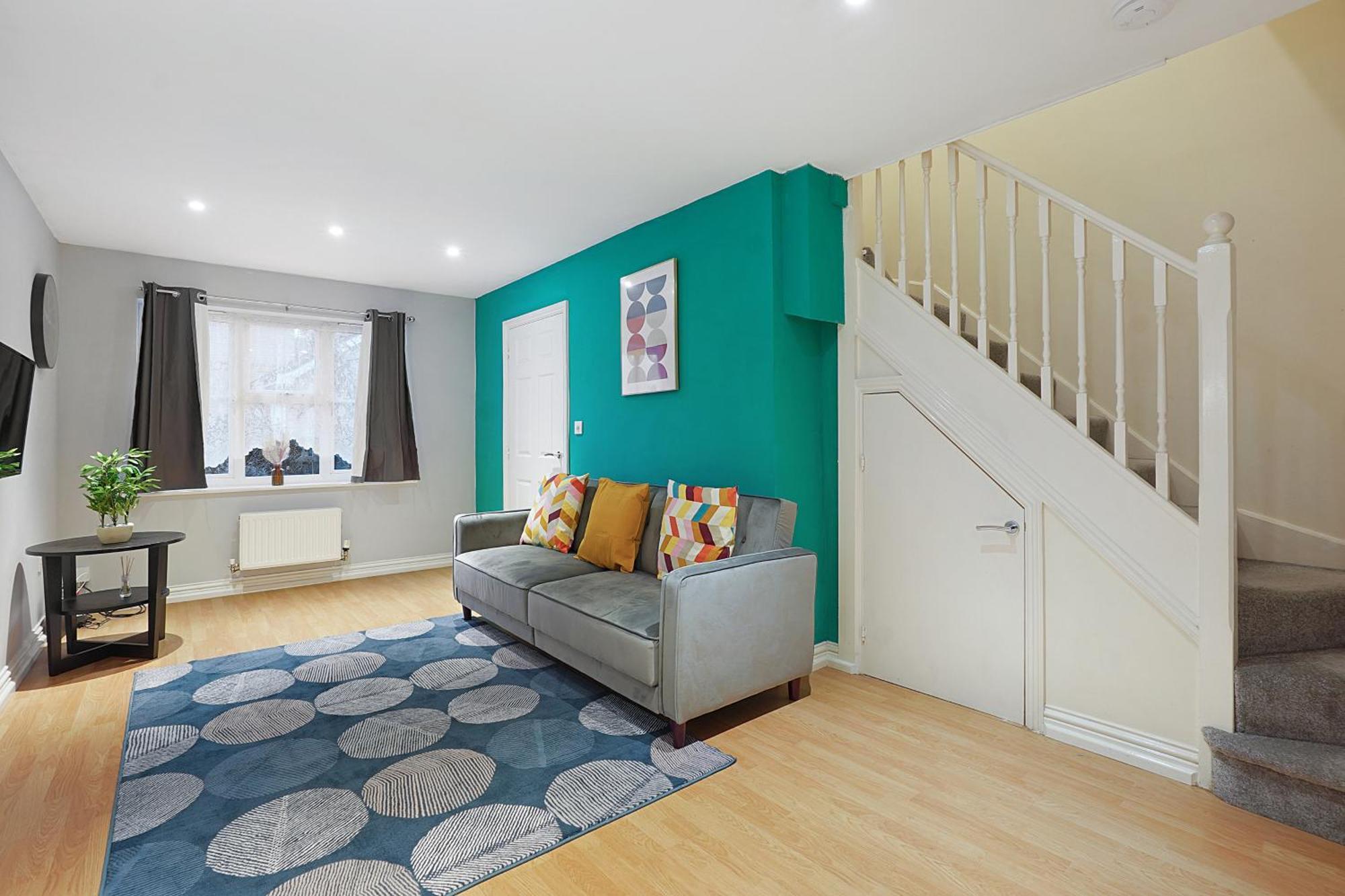Comfortable Stylish Townhouse In Ashford Sleeps 5 Netflix 2 Parking Spaces Perfect For Contractors And Families Ashford (Kent)