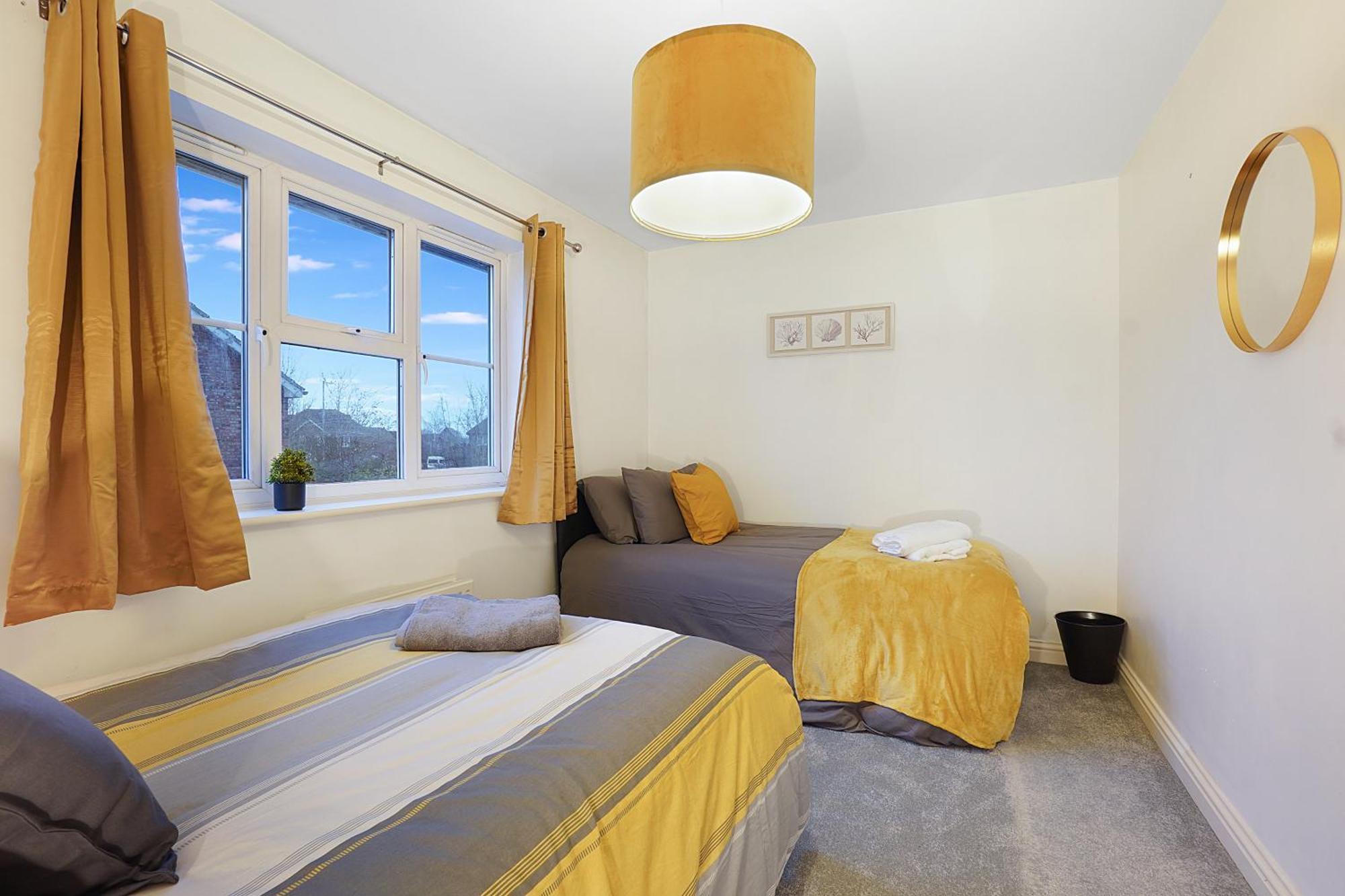 Comfortable Stylish Townhouse In Ashford Sleeps 5 Netflix 2 Parking Spaces Perfect For Contractors And Families Ashford (Kent)