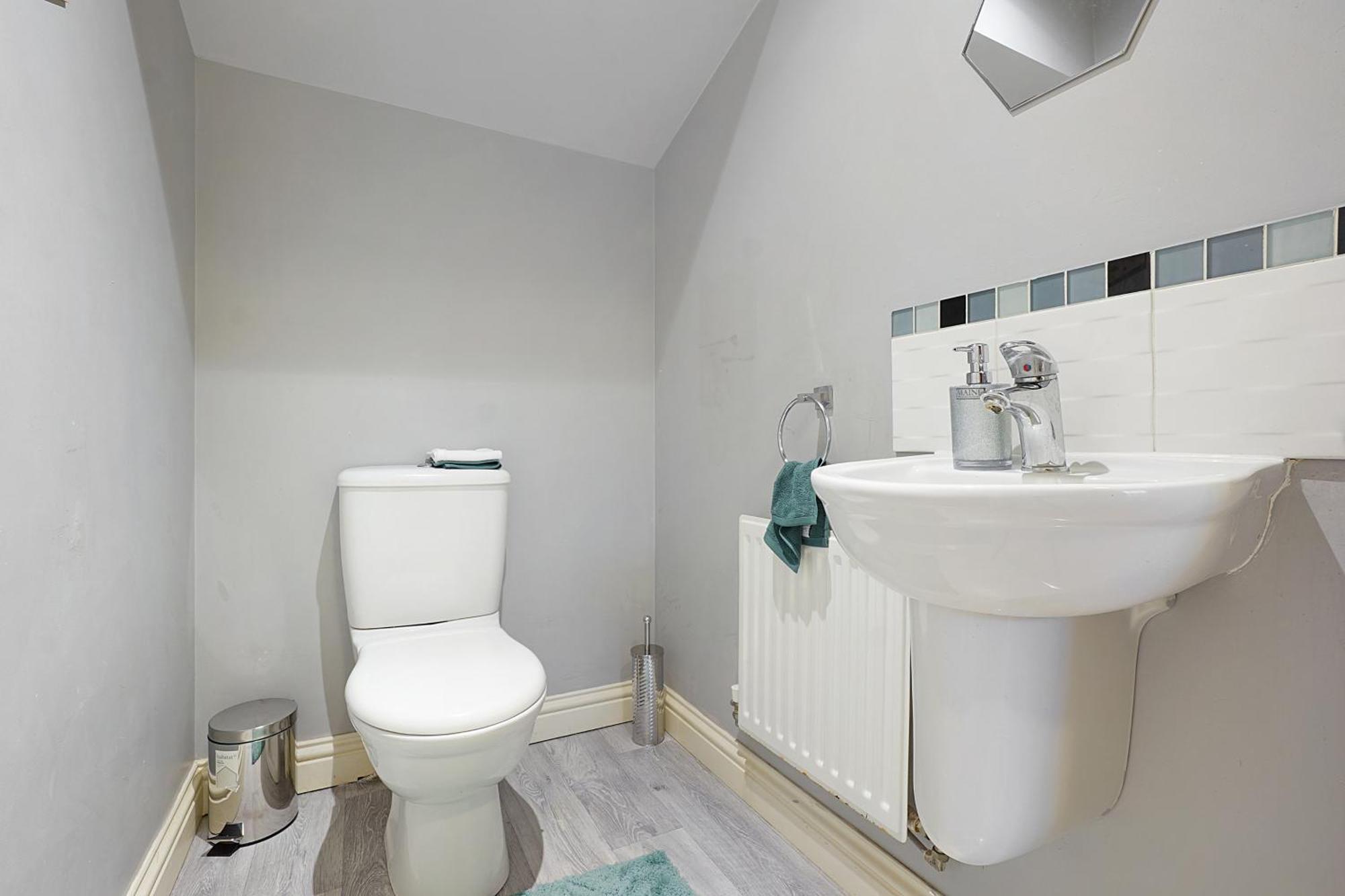 Comfortable Stylish Townhouse In Ashford Sleeps 5 Netflix 2 Parking Spaces Perfect For Contractors And Families Ashford (Kent)