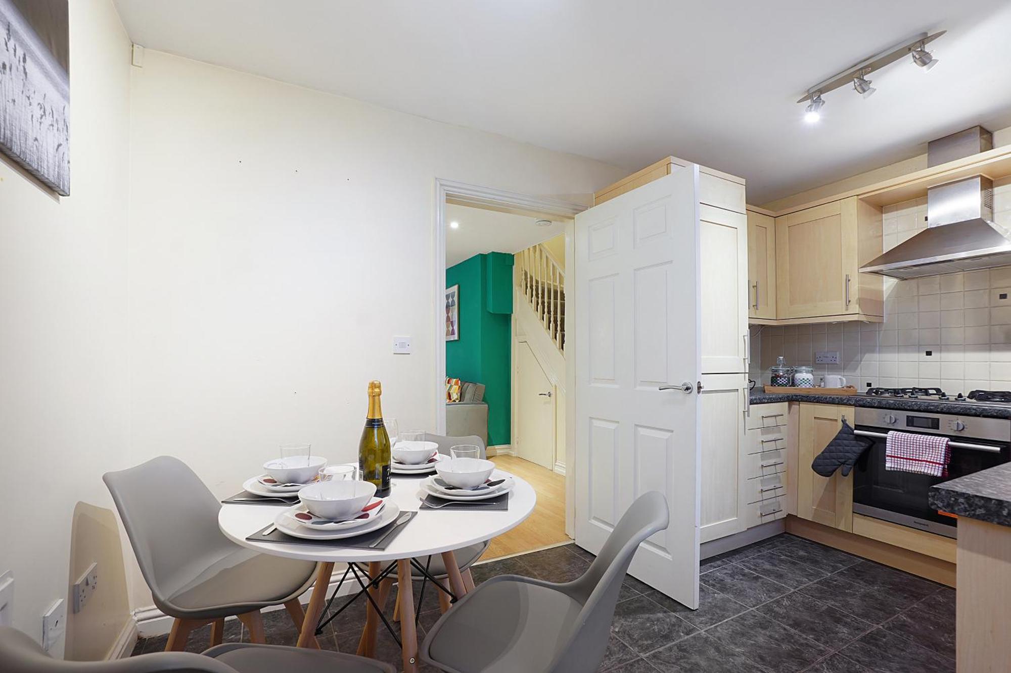 Comfortable Stylish Townhouse In Ashford Sleeps 5 Netflix 2 Parking Spaces Perfect For Contractors And Families *