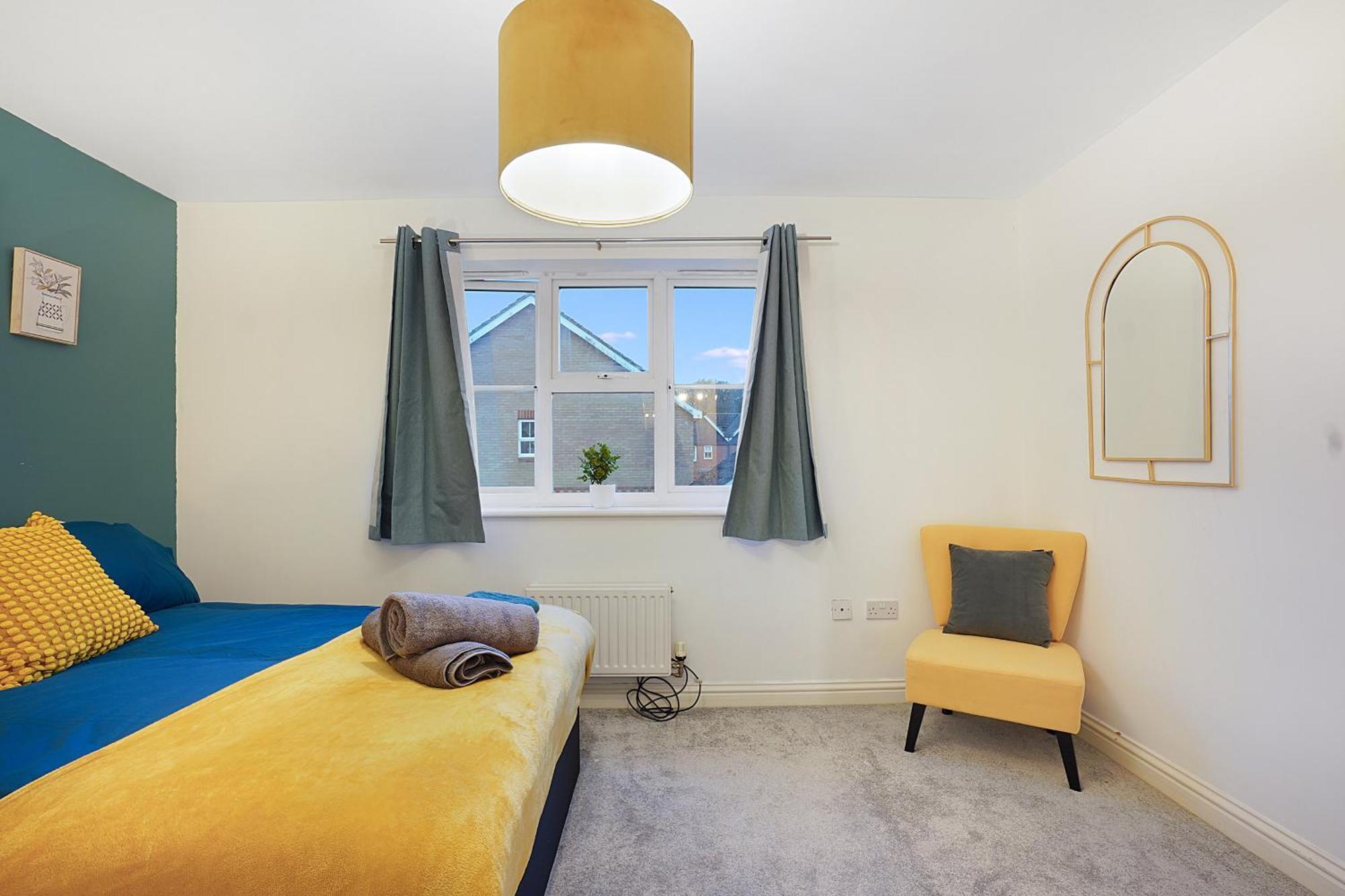 Comfortable Stylish Townhouse In Ashford Sleeps 5 Netflix 2 Parking Spaces Perfect For Contractors And Families Ashford (Kent)