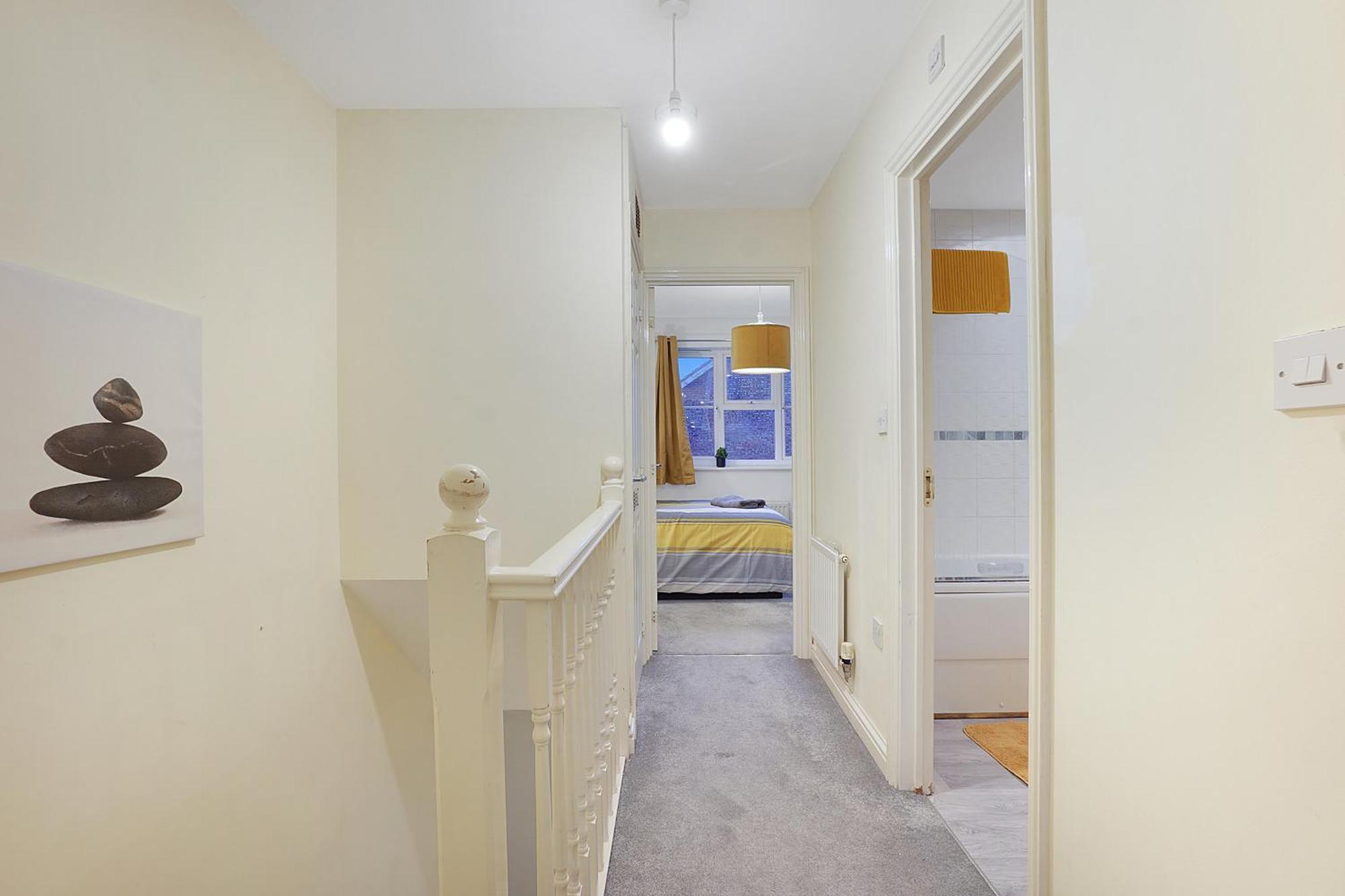 Comfortable Stylish Townhouse In Ashford Sleeps 5 Netflix 2 Parking Spaces Perfect For Contractors And Families Apartment Ashford (Kent)