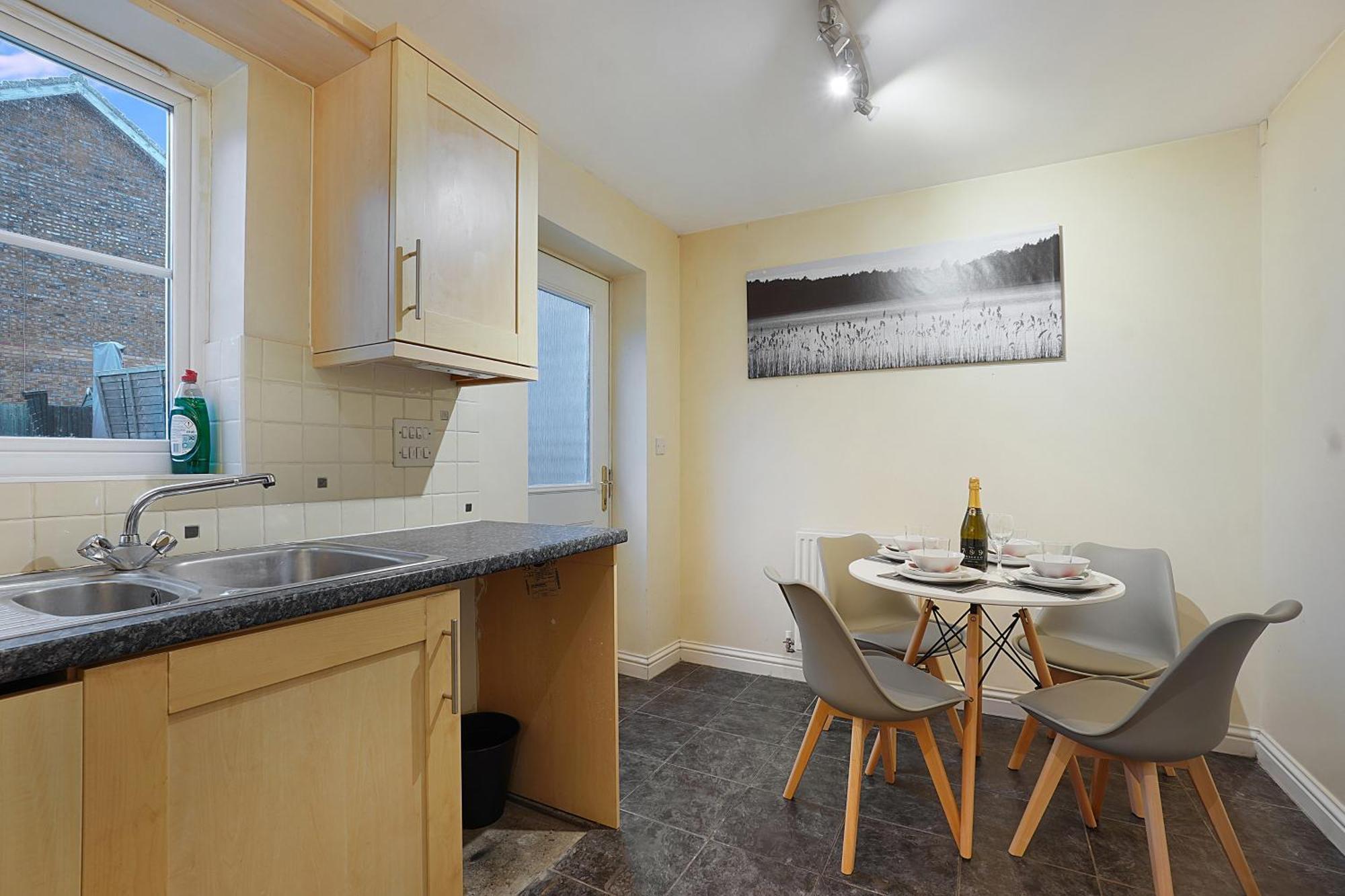 Comfortable Stylish Townhouse In Ashford Sleeps 5 Netflix 2 Parking Spaces Perfect For Contractors And Families * Ashford (Kent)
